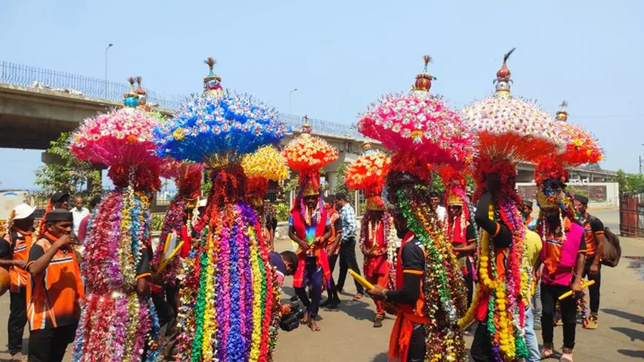 Uttara Kannada: ಕರಾವಳಿಯಲ್ಲಿ ಸುಗ್ಗಿ ಕುಣಿತದೊಂದಿಗೆ ನಡೆಯುತ್ತೆ ವಿಭಿನ್ನ ರಂಗು ರಂಗಿನ ಹೋಳಿ Uttara Kannada: ಕರಾವಳಿಯಲ್ಲಿ ಸುಗ್ಗಿ ಕುಣಿತದೊಂದಿಗೆ ನಡೆಯುತ್ತೆ ವಿಭಿನ್ನ ರಂಗು ರಂಗಿನ ಹೋಳಿ