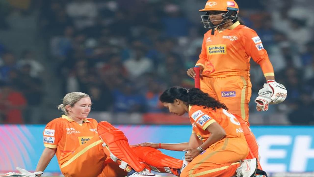 காயமடைந்த கேப்டன் பெத் மூனை கை தாங்கலாக தூக்கிச் சென்ற டீம் மெம்பர்ஸ்! காயமடைந்த கேப்டன் பெத் மூனை கை தாங்கலாக தூக்கிச் சென்ற டீம் மெம்பர்ஸ்!