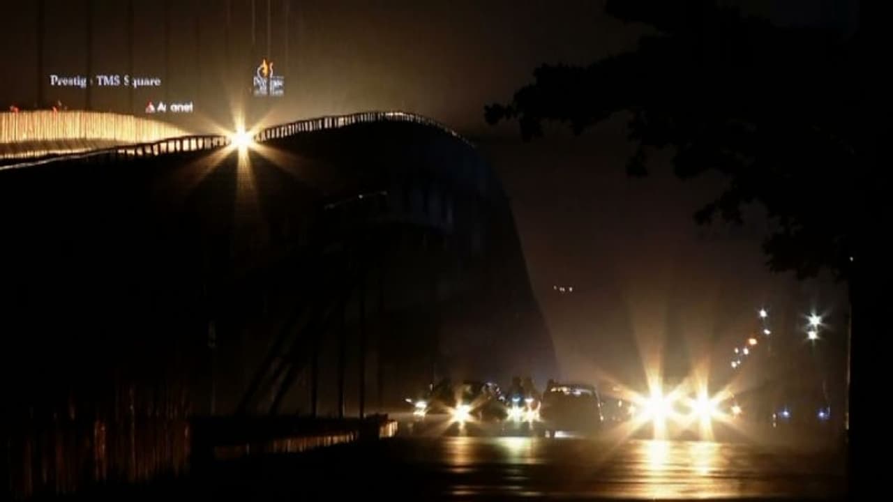 കൊച്ചിയുടെ കൂടുതൽ ഭാഗങ്ങളിലേക്ക് പുക പടരുന്നു: ജനങ്ങൾ ജാഗ്രത പാലിക്കണമെന്ന് നിർദേശം കൊച്ചിയുടെ കൂടുതൽ ഭാഗങ്ങളിലേക്ക് പുക പടരുന്നു: ജനങ്ങൾ ജാഗ്രത പാലിക്കണമെന്ന് നിർദേശം