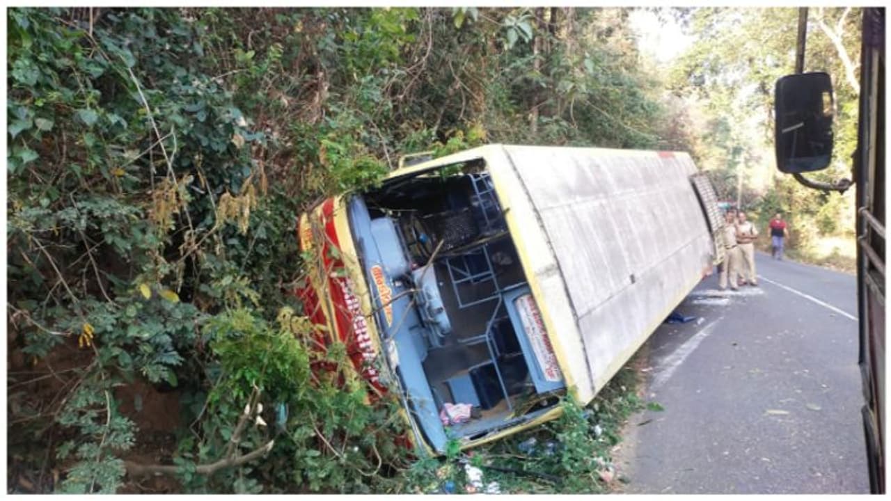നേര്യമംഗലത്ത് കെഎസ്ആർടിസി ബസ് മറിഞ്ഞ് അപകടം, ഡ്രൈവർ ഉറങ്ങിപ്പോയതെന്ന് സംശയം നേര്യമംഗലത്ത് കെഎസ്ആർടിസി ബസ് മറിഞ്ഞ് അപകടം, ഡ്രൈവർ ഉറങ്ങിപ്പോയതെന്ന് സംശയം