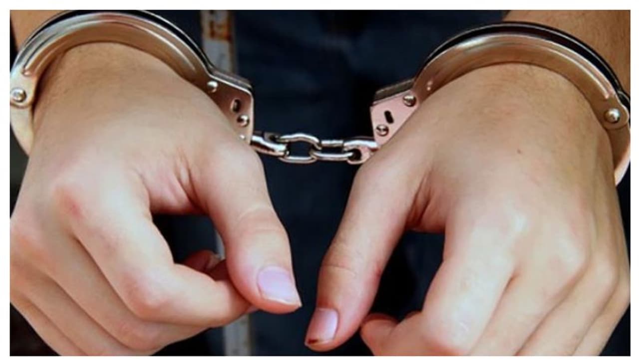 പ്രായപൂർത്തിയാവാത്ത കുട്ടിയുമായി ലൈം​ഗിക ബന്ധം, ഗർഭിണിയായി; 31കാരി ജയിലിന് പുറത്ത്, പരാതിയുമായി അമ്മ