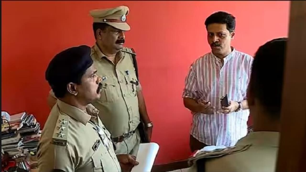 ಸುಳ್ಳು ಕೇಸ್: ಕೇರಳದ ಕೋಳಿಕ್ಕೋಡ್ ಏಷ್ಯಾನೆಟ್ ಕಚೇರಿ ಮೇಲೆ ಪೊಲೀಸರ ದಾಳಿ ಸುಳ್ಳು ಕೇಸ್: ಕೇರಳದ ಕೋಳಿಕ್ಕೋಡ್ ಏಷ್ಯಾನೆಟ್ ಕಚೇರಿ ಮೇಲೆ ಪೊಲೀಸರ ದಾಳಿ