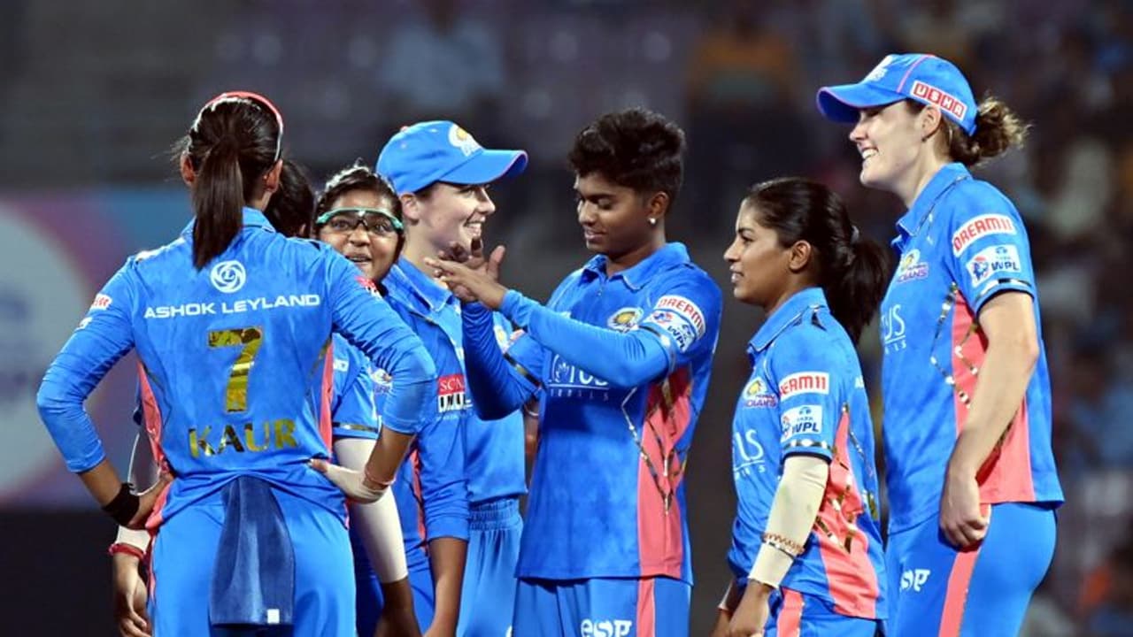 WPL 2023:அமெலியா கெர் அபாரமான பவுலிங்; குறைவான ஸ்கோருக்கு சுருண்டது ஆர்சிபி! எளிய இலக்கை விரட்டும் மும்பை அணி WPL 2023:அமெலியா கெர் அபாரமான பவுலிங்; குறைவான ஸ்கோருக்கு சுருண்டது ஆர்சிபி! எளிய இலக்கை விரட்டும் மும்பை அணி