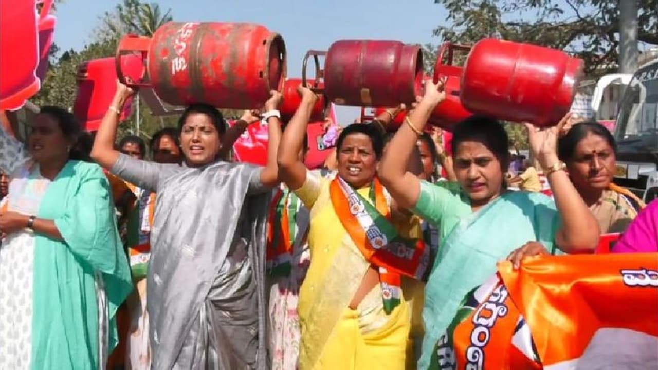 ಅಡುಗೆ ಸಿಲೆಂಡರ್ ಬೆಲೆ ಏರಿಕೆ: ಮೋದಿ ಸರ್ಕಾರದ ವಿರುದ್ಧ ಕೆಪಿಸಿಸಿ ಮಹಿಳಾ ರಾಜ್ಯಾಧ್ಯಕ್ಷೆ ಪ್ರತಿಭಟನೆ