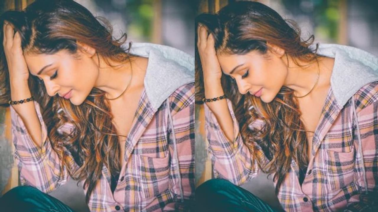 షర్ట్ బటన్స్ విప్పి కవ్వింపులకు దిగిన పాయల్ రాజ్పుత్.. వామ్మో రెచ్చగొట్టడంలో ఇది మరో రకంలా ఉందే? షర్ట్ బటన్స్ విప్పి కవ్వింపులకు దిగిన పాయల్ రాజ్పుత్.. వామ్మో రెచ్చగొట్టడంలో ఇది మరో రకంలా ఉందే?