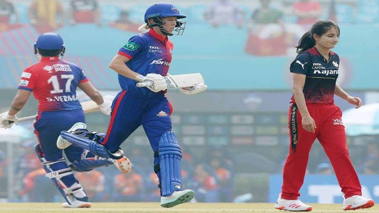 போட்டி போட்டு சிக்சரும், பவுண்டரியுமா விளாசிய ஷெஃபாலி வர்மா, மேக் லேனிங் டெல்லி கேபிடல்ஸ் 223 ரன்கள்! போட்டி போட்டு சிக்சரும், பவுண்டரியுமா விளாசிய ஷெஃபாலி வர்மா, மேக் லேனிங் டெல்லி கேபிடல்ஸ் 223 ரன்கள்!