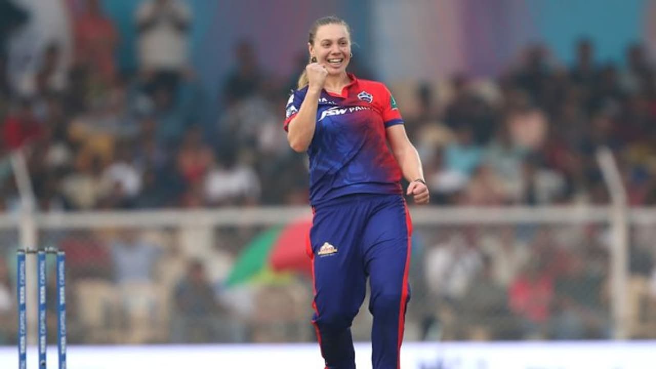 ടാരാ നോറിസ് അഞ്ചാളെ എറിഞ്ഞിട്ടു; ഡല്ഹിക്കെതിരെ ആർസിബിക്ക് കനത്ത തോല്വി ടാരാ നോറിസ് അഞ്ചാളെ എറിഞ്ഞിട്ടു; ഡല്ഹിക്കെതിരെ ആർസിബിക്ക് കനത്ത തോല്വി