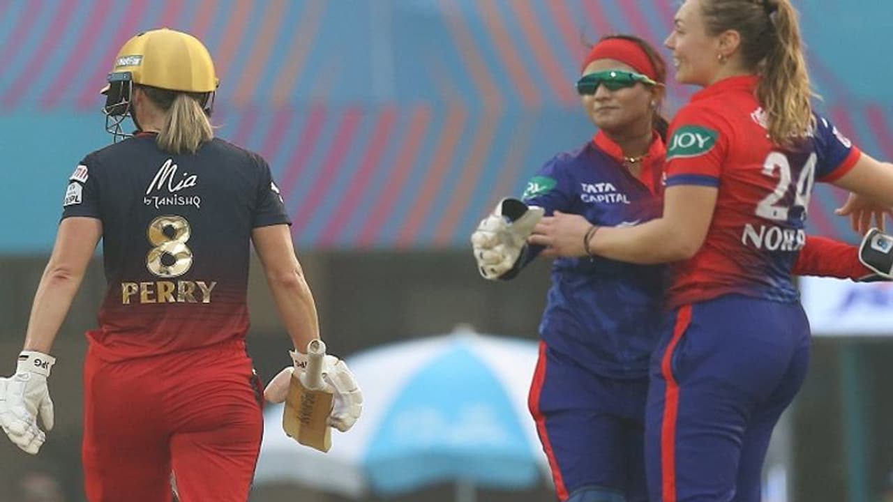 RCBW vs DCW: ராயல் சேலஞ்சர்ஸ் பெங்களூரு அணியின் முதுகெலும்பை உடைத்த டாரா நாரிஸ் 5 விக்கெட் கைப்பற்றி சாதனை! RCBW vs DCW: ராயல் சேலஞ்சர்ஸ் பெங்களூரு அணியின் முதுகெலும்பை உடைத்த டாரா நாரிஸ் 5 விக்கெட் கைப்பற்றி சாதனை!