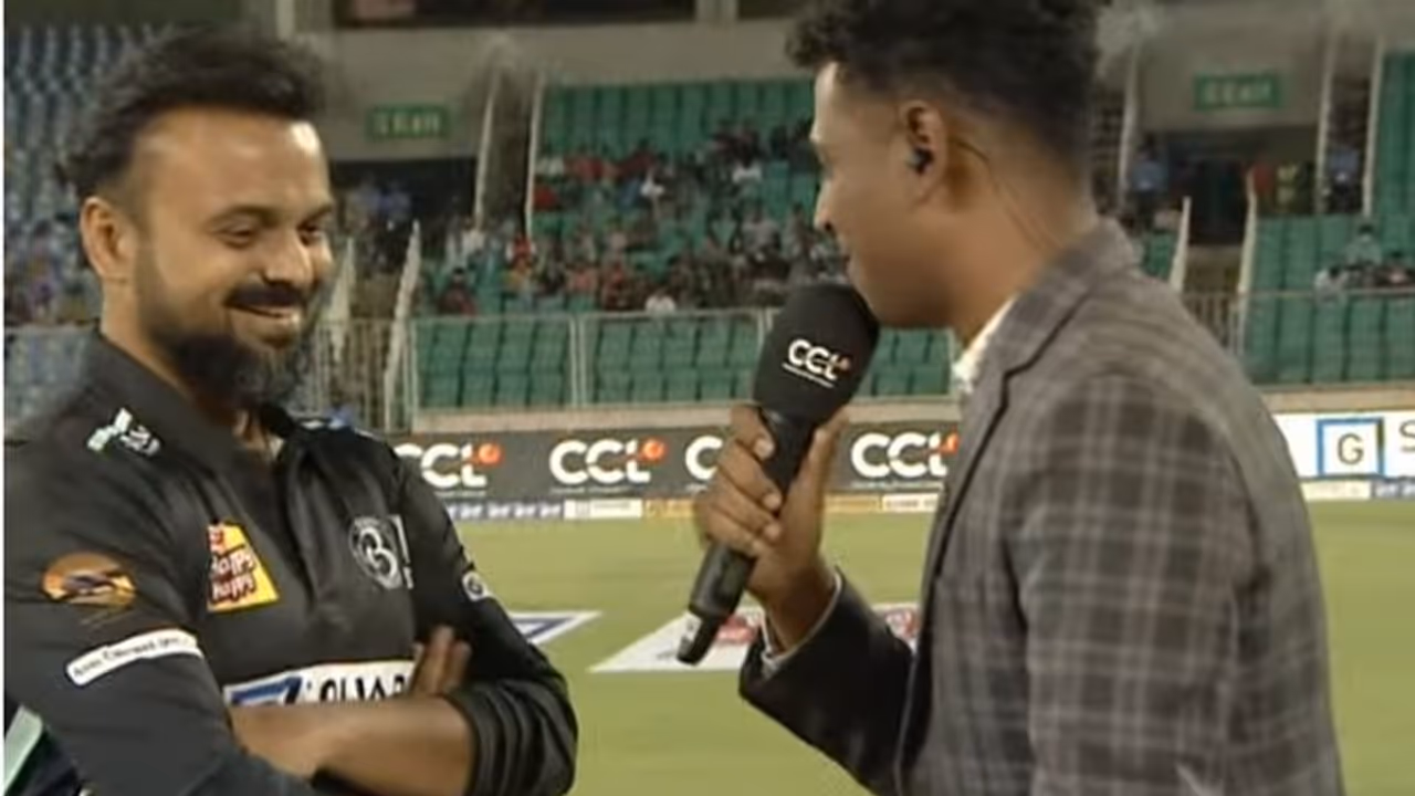 ടോസ് നേടിയത് മുംബൈ, സമ്മര്ദ്ദമില്ലെന്ന് കേരള സ്ട്രൈക്കേഴ്സ് ക്യാപ്റ്റൻ കുഞ്ചാക്കോ ബോബൻ ടോസ് നേടിയത് മുംബൈ, സമ്മര്ദ്ദമില്ലെന്ന് കേരള സ്ട്രൈക്കേഴ്സ് ക്യാപ്റ്റൻ കുഞ്ചാക്കോ ബോബൻ