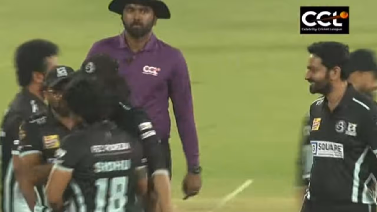 രണ്ടും കല്പ്പിച്ച് കാര്യവട്ടത്ത് കേരള താരങ്ങള്, ടീമില് വമ്പൻ മാറ്റങ്ങള് രണ്ടും കല്പ്പിച്ച് കാര്യവട്ടത്ത് കേരള താരങ്ങള്, ടീമില് വമ്പൻ മാറ്റങ്ങള്