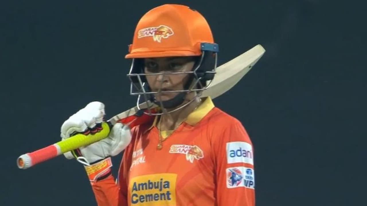 சிறப்பாக ஆடிய ஹர்லீன் தியோல் டீசண்டான ஸ்கோர் எடுத்த குஜராத் ஜெயிண்ட்ஸ்! சிறப்பாக ஆடிய ஹர்லீன் தியோல் டீசண்டான ஸ்கோர் எடுத்த குஜராத் ஜெயிண்ட்ஸ்!