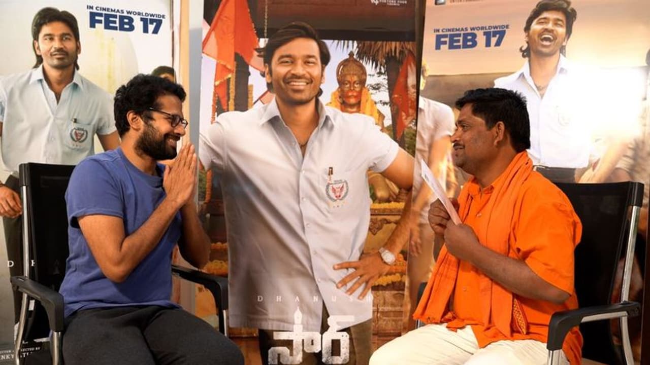 தரமான செயலால்...! நிஜ 'வாத்தி' கே.ரங்கையாவை பெருமைப்படுத்திய தனுஷின் வாத்தி படக்குழு! தரமான செயலால்...! நிஜ 'வாத்தி' கே.ரங்கையாவை பெருமைப்படுத்திய தனுஷின் வாத்தி படக்குழு!