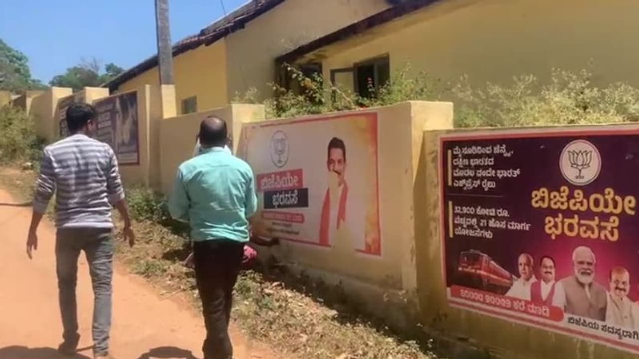 ಸರ್ಕಾರಿ ಕಟ್ಟಡಗಳ ಮೇಲೆ ಬಿಜೆಪಿಯ ಭರವಸೆ ಪೋಸ್ಟರ್ : ಕಾಂಗ್ರೆಸ್ ಬಿಜೆಪಿ ಜಿದ್ದಾಜಿದ್ದಿ ಸರ್ಕಾರಿ ಕಟ್ಟಡಗಳ ಮೇಲೆ ಬಿಜೆಪಿಯ ಭರವಸೆ ಪೋಸ್ಟರ್ : ಕಾಂಗ್ರೆಸ್ ಬಿಜೆಪಿ ಜಿದ್ದಾಜಿದ್ದಿ