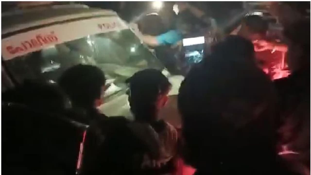 പൂരത്തിനിടെ നാട്ടുകാരുടെ വമ്പൻ ഗാനമേള, അനുമതിയില്ല! പൊലീസെത്തി; തർക്കം, കയ്യേറ്റം, കേസ്, 60 പേർ പൊല്ലാപ്പിലായി