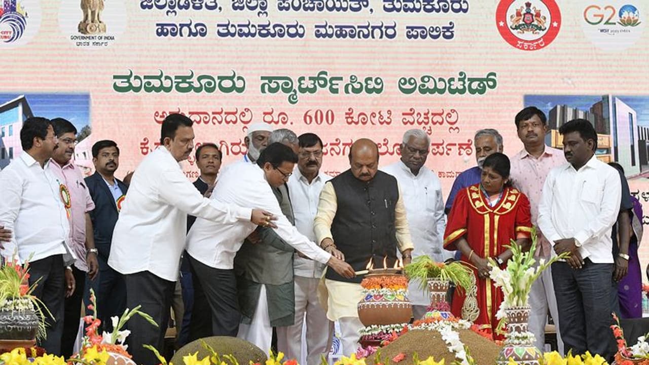 ನವ ಭಾರತ ನಿರ್ಮಾಣ ಮಾಡಲು ಆಶೀರ್ವದಿಸಿ: ಸಿಎಂ ಬೊಮ್ಮಾಯಿ ನವ ಭಾರತ ನಿರ್ಮಾಣ ಮಾಡಲು ಆಶೀರ್ವದಿಸಿ: ಸಿಎಂ ಬೊಮ್ಮಾಯಿ