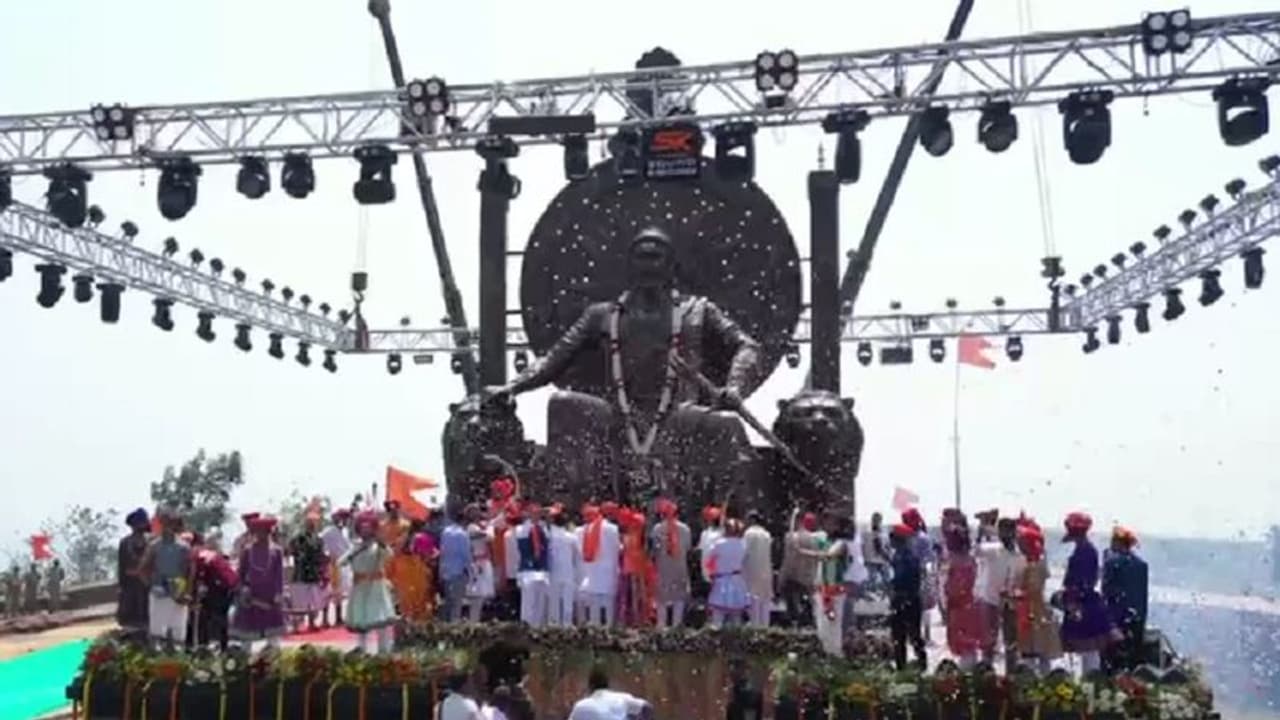 ಸಿಎಂಗೆ ಸೆಡ್ಡು ಹೊಡೆದ ಶಾಸಕಿ ಲಕ್ಷ್ಮೀ ಹೆಬ್ಬಾಳ್ಕರ್: 2ನೇ ಸಲ ಶಿವಾಜಿ ಪ್ರತಿಮೆ ಉದ್ಘಾಟನೆ ಸಿಎಂಗೆ ಸೆಡ್ಡು ಹೊಡೆದ ಶಾಸಕಿ ಲಕ್ಷ್ಮೀ ಹೆಬ್ಬಾಳ್ಕರ್: 2ನೇ ಸಲ ಶಿವಾಜಿ ಪ್ರತಿಮೆ ಉದ್ಘಾಟನೆ