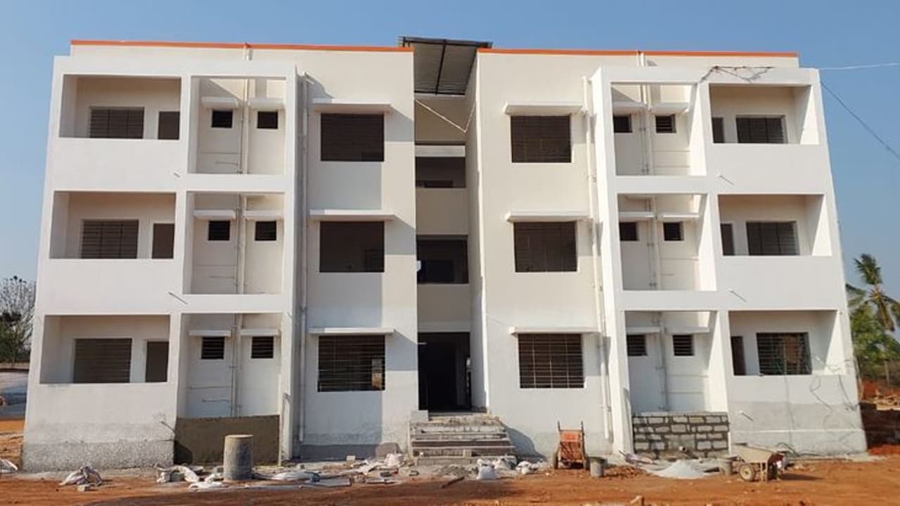 ದೇಶದಲ್ಲೇ ಮೊದಲಬಾರಿಗೆ ರಾಜ್ಯದಲ್ಲಿ ವಲಸೆ ಕಾರ್ಮಿಕರಿಗೆ ಉಚಿತ ಊಟ, ವಸತಿ! ದೇಶದಲ್ಲೇ ಮೊದಲಬಾರಿಗೆ ರಾಜ್ಯದಲ್ಲಿ ವಲಸೆ ಕಾರ್ಮಿಕರಿಗೆ ಉಚಿತ ಊಟ, ವಸತಿ!