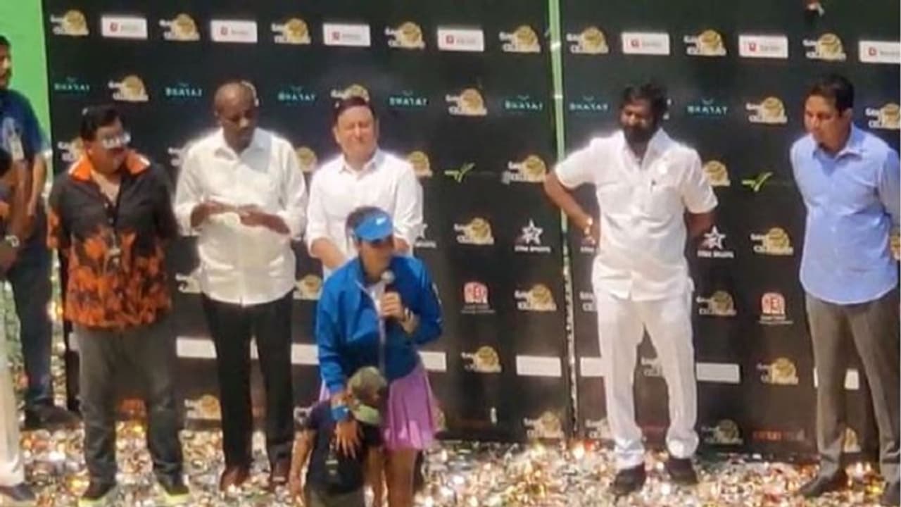 టెన్నిస్ స్టార్ సానియా మీర్జా భావోద్వేగం.. మొదలుపెట్టిన చోటే.. చివరి ఆటతో టెన్నిస్ నుంచి నిష్క్రమణ...(వీడియో)