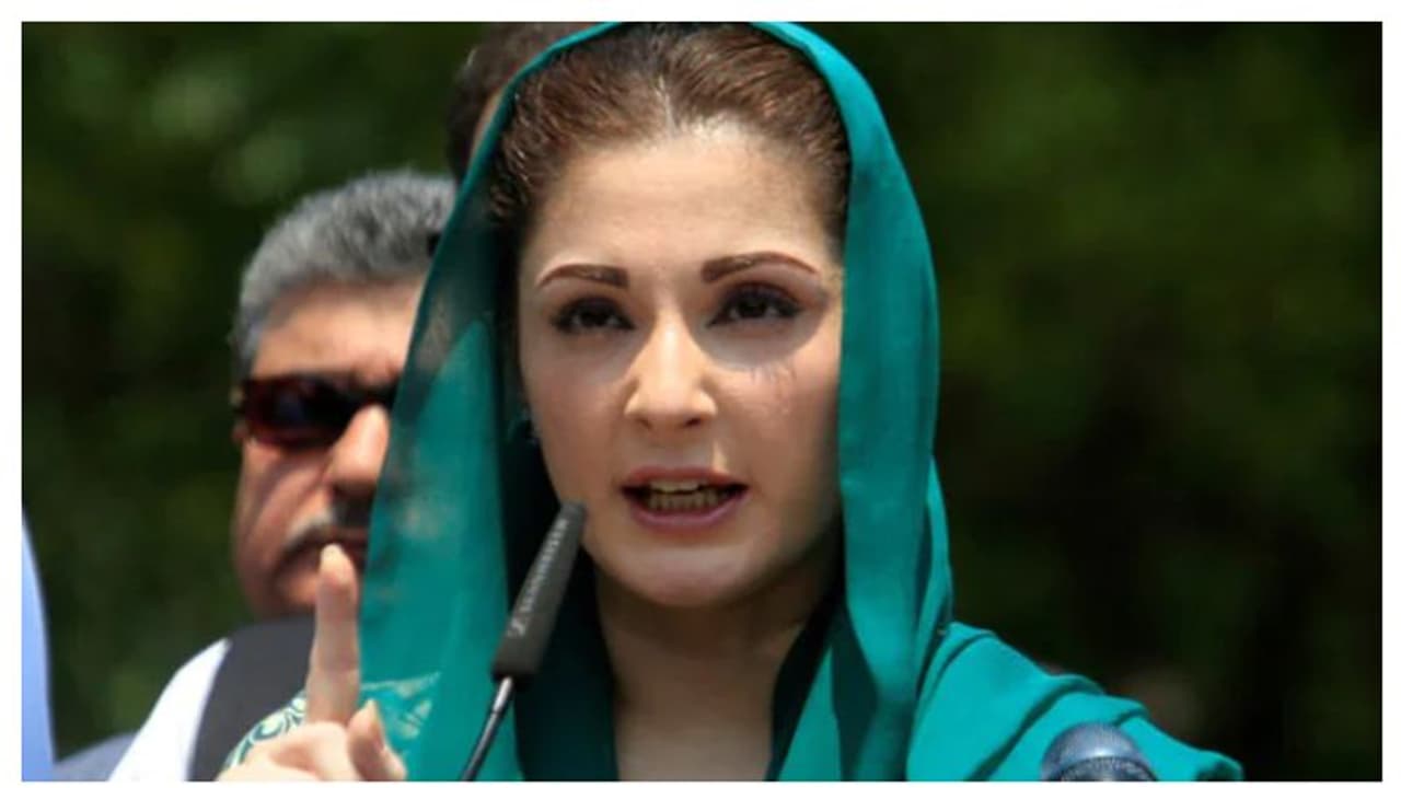 നോക്കൂ പിതാവേ, ഇമ്രാൻ ഖാന് ഇത്തിരി ധൈര്യം നൽകൂ; പരിഹസിച്ച് നവാസ് ഷെരീഫിന്റെ മകൾ മറിയം നവാസ്