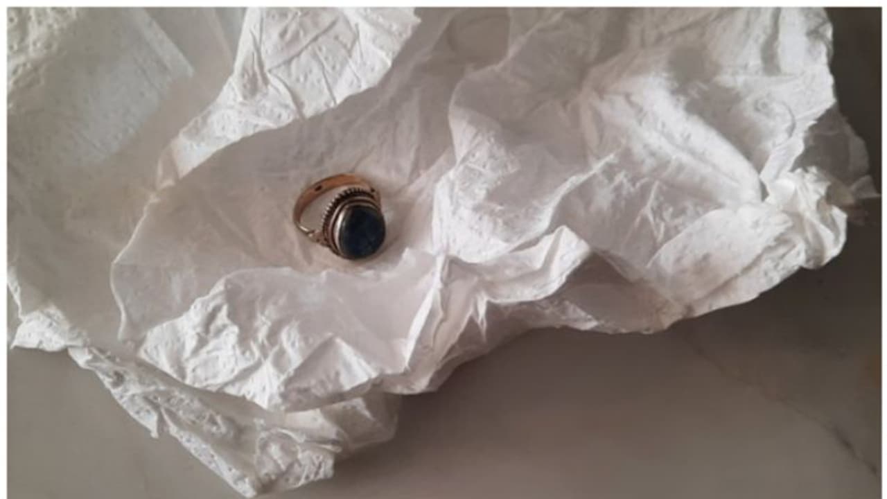 ഇന്ത്യയില് വച്ച് പച്ച കല്ല് പതിച്ച മോതിരം നഷ്ടപ്പെട്ടു, ഒരു വര്ഷത്തിന് ശേഷം തിരികെ ലഭിച്ചു; വൈറലായ കുറിപ്പ് ഇന്ത്യയില് വച്ച് പച്ച കല്ല് പതിച്ച മോതിരം നഷ്ടപ്പെട്ടു, ഒരു വര്ഷത്തിന് ശേഷം തിരികെ ലഭിച്ചു; വൈറലായ കുറിപ്പ്