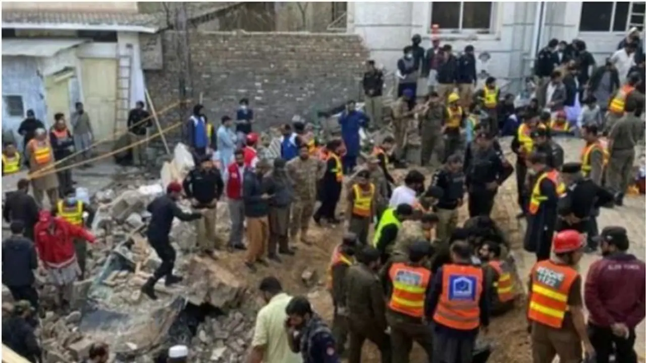 പൊലീസ് ട്രക്കിലേക്ക് ബൈക്ക് ഓടിച്ചുകയറ്റി; പാകിസ്ഥാനിൽ ചാവേർ ആക്രമണം, ഒമ്പത് പേർ മരിച്ചു പൊലീസ് ട്രക്കിലേക്ക് ബൈക്ക് ഓടിച്ചുകയറ്റി; പാകിസ്ഥാനിൽ ചാവേർ ആക്രമണം, ഒമ്പത് പേർ മരിച്ചു