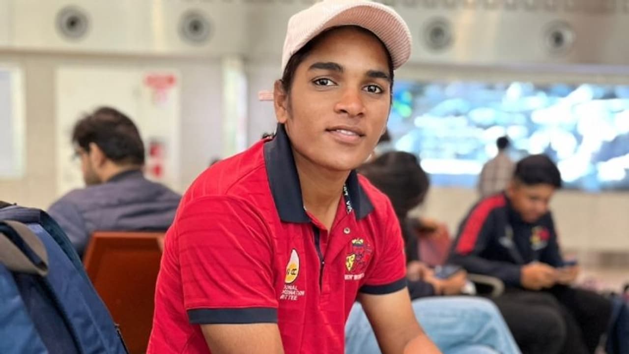 ചേരിയുടെ ദുരിതങ്ങളില്‍ നിന്ന് രാജ്യം അറിയപ്പെടുന്ന ക്രിക്കറ്റ് താരത്തിലേക്ക്; സിമ്രൻ അഭിമാനമാണ്...