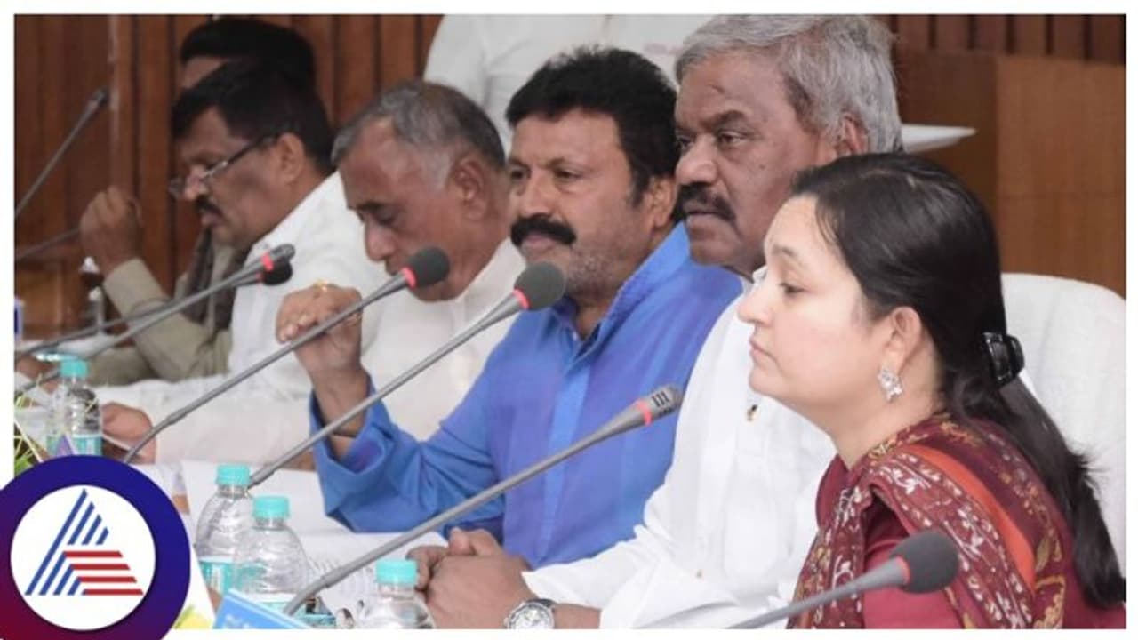 ಚಿತ್ರದುರ್ಗದಲ್ಲಿ ತನ್ನ ಕೊನೆಯ ಕೆಡಿಪಿ ಸಭೆ ನಡೆಸಿದ ಸಚಿವ ಬಿ.ಸಿ ಪಾಟೀಲ್ ಚಿತ್ರದುರ್ಗದಲ್ಲಿ ತನ್ನ ಕೊನೆಯ ಕೆಡಿಪಿ ಸಭೆ ನಡೆಸಿದ ಸಚಿವ ಬಿ.ಸಿ ಪಾಟೀಲ್