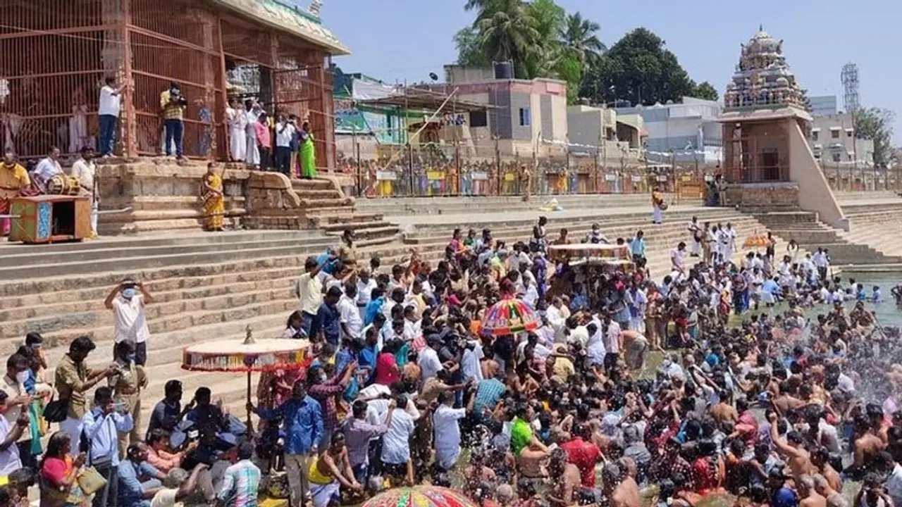 மாசி மகத்தை முன்னிட்டு மகாமகம் குளத்தில் நீராடிய லட்சக்கணக்கான பக்தர்கள்