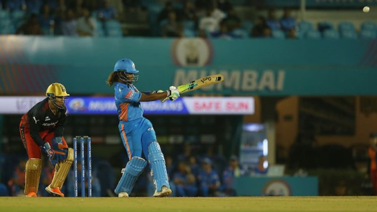 ഹെയ്ലി ആഞ്ഞടിക്കുന്നു! ആര്സിബിക്കെതിരെ വിജയലക്ഷ്യം പിന്തുടരുന്ന മുംബൈ ഇന്ത്യന്സ് മികച്ച തുടക്കം ഹെയ്ലി ആഞ്ഞടിക്കുന്നു! ആര്സിബിക്കെതിരെ വിജയലക്ഷ്യം പിന്തുടരുന്ന മുംബൈ ഇന്ത്യന്സ് മികച്ച തുടക്കം