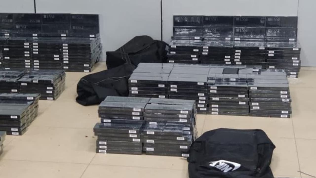 ദുബായില് നിന്നെത്തിയ സ്പൈസ് ജെറ്റ് വിമാനത്തില് നിന്നും പിടികൂടിയത് 2 ലക്ഷത്തിലധികം വിദേശ നിര്മ്മിത സിഗരറ്റ് ദുബായില് നിന്നെത്തിയ സ്പൈസ് ജെറ്റ് വിമാനത്തില് നിന്നും പിടികൂടിയത് 2 ലക്ഷത്തിലധികം വിദേശ നിര്മ്മിത സിഗരറ്റ്