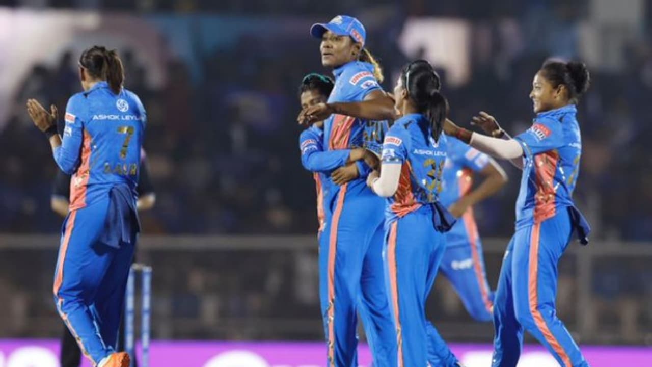 WPL 2023: ஹைலி மேத்யூஸ் நாட் ஸ்கிவர் பிரண்ட் சேர்ந்து ஆர்சிபியை அடித்து நொறுக்கினர்.! மும்பை அணி அபார வெற்றி WPL 2023: ஹைலி மேத்யூஸ் நாட் ஸ்கிவர் பிரண்ட் சேர்ந்து ஆர்சிபியை அடித்து நொறுக்கினர்.! மும்பை அணி அபார வெற்றி