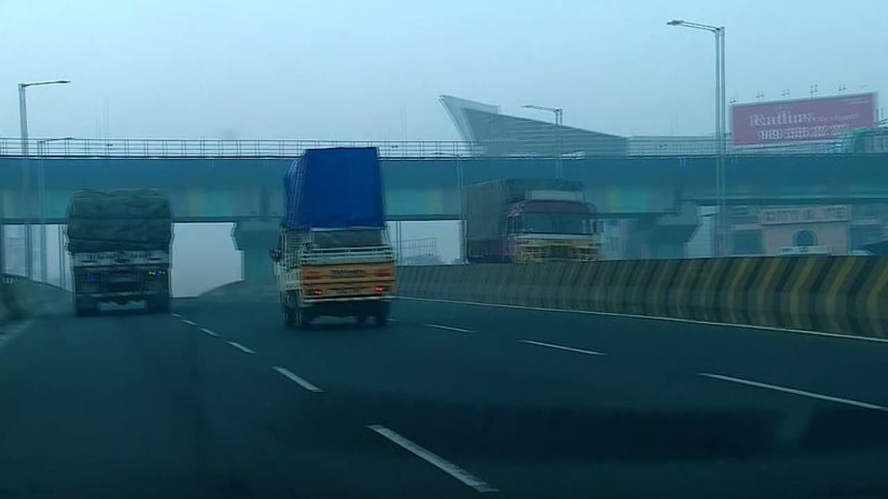 ബ്രഹ്മപുരത്ത് നിന്നും പുക വമിക്കുന്നത് തുടരുന്നു: കൊച്ചിയുടെ പലഭാഗങ്ങളിലും പുകശല്യം രൂക്ഷം 