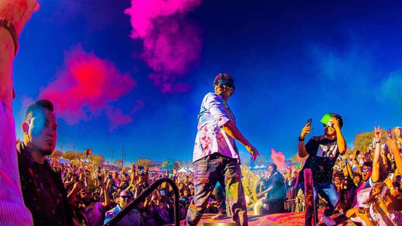 kartik aaryan plays holi with fans in dallas share photos kartik aaryan plays holi with fans in dallas share photos
