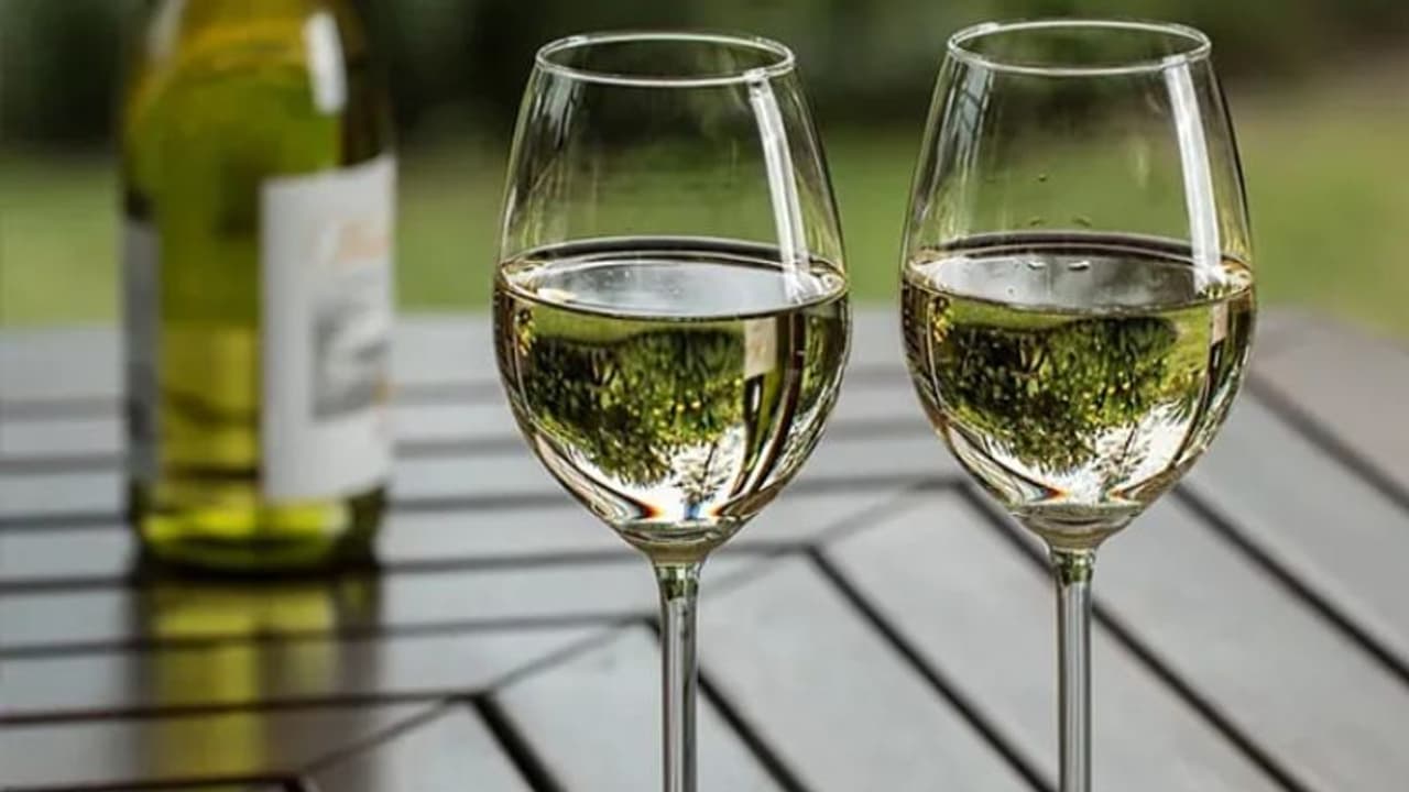 സ്റ്റാര് ഹോട്ടലില് നിന്ന് കോടികളുടെ വൈൻ മോഷ്ടിച്ച ദമ്പതികള്; ഇത് സിനിമാക്കഥയെ വെല്ലുന്ന മോഷണം സ്റ്റാര് ഹോട്ടലില് നിന്ന് കോടികളുടെ വൈൻ മോഷ്ടിച്ച ദമ്പതികള്; ഇത് സിനിമാക്കഥയെ വെല്ലുന്ന മോഷണം