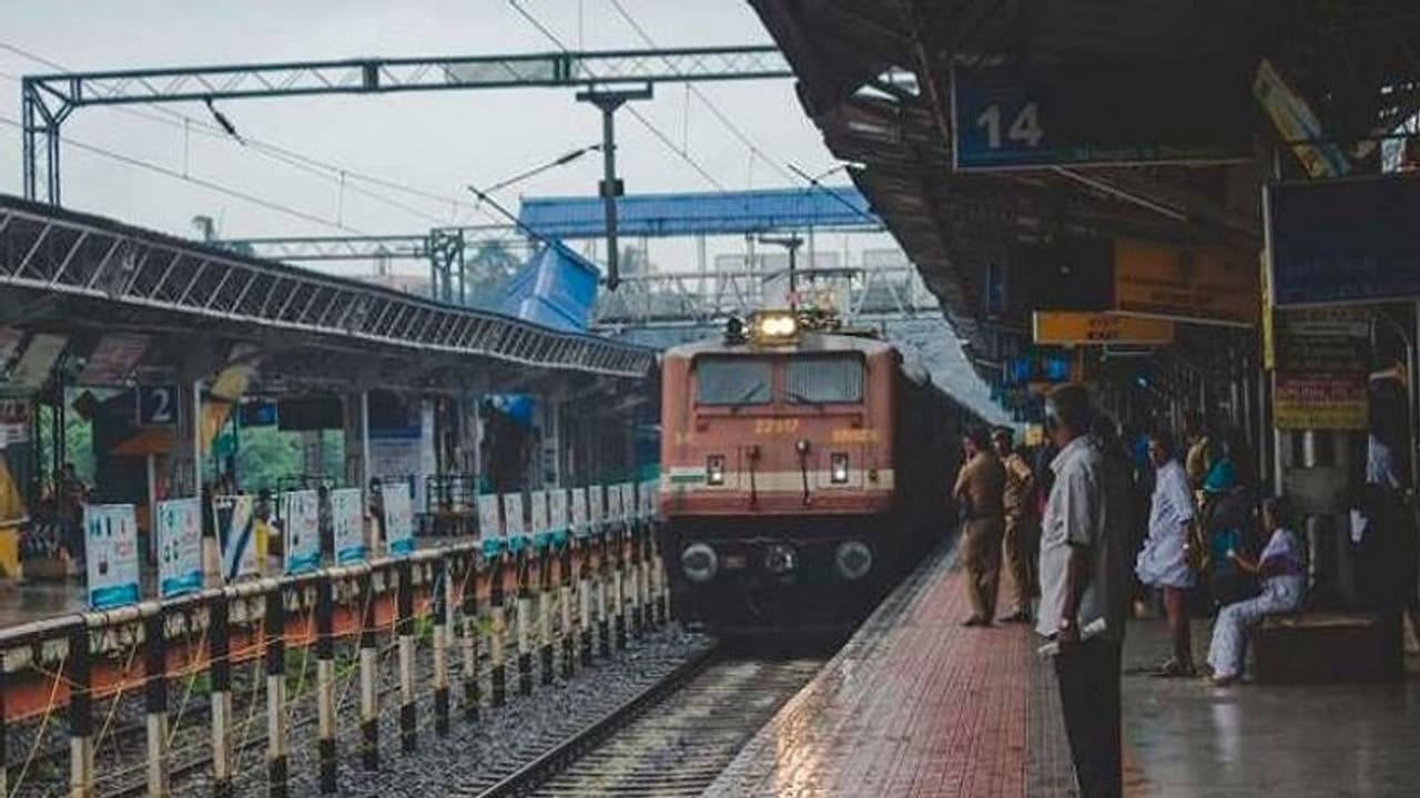 கோடை விடுமுறையில் தென் மாவட்டங்களுக்கு 244 முறை இயக்கப்படும் 50 சிறப்பு ரயில்கள் கோடை விடுமுறையில் தென் மாவட்டங்களுக்கு 244 முறை இயக்கப்படும் 50 சிறப்பு ரயில்கள்