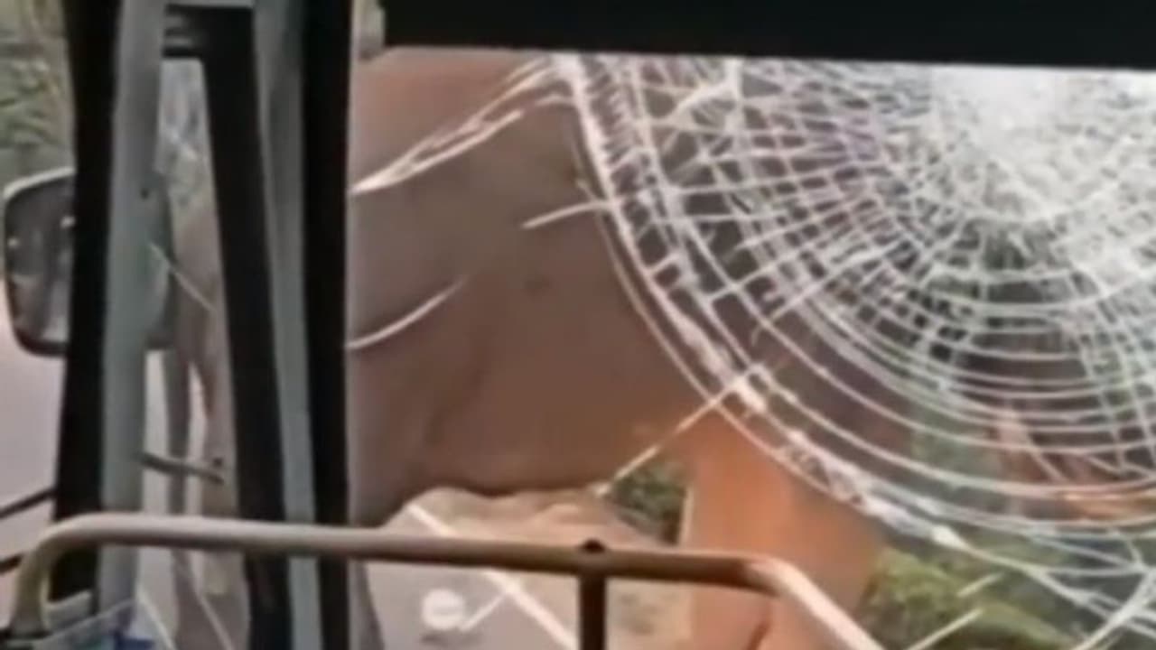 ആനവണ്ടിയോട് ആനയ്ക്ക് കലി: മൂന്നാറിൽ കെഎസ്ആർടിസി ബസിൻ്റെ ചില്ല് തകർത്ത് കാട്ടുകൊമ്പൻ 