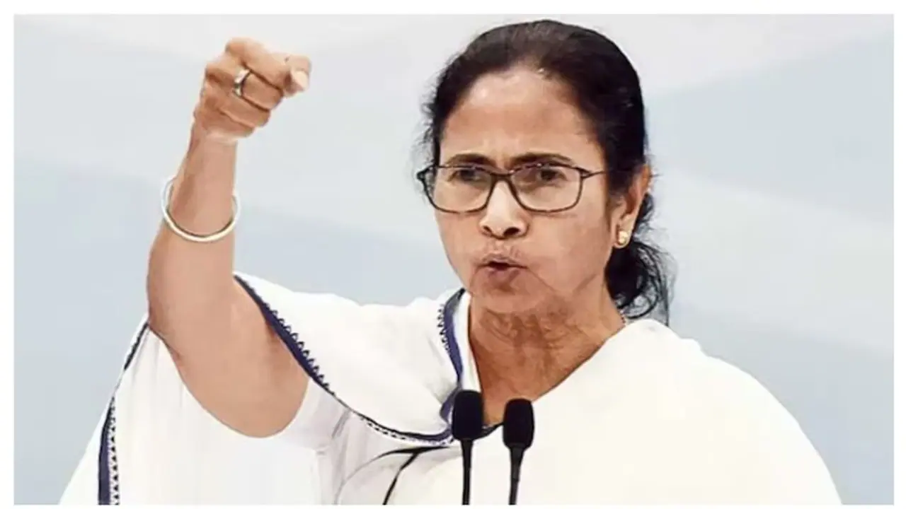 ರಾಷ್ಟ್ರಧ್ವಜಕ್ಕೆ ಅವಮಾನ: ಮಮತಾ ಬ್ಯಾನರ್ಜಿ ವಿರುದ್ಧ ತನಿಖೆಗೆ ಕೋರ್ಟ್ ಆದೇಶ ರಾಷ್ಟ್ರಧ್ವಜಕ್ಕೆ ಅವಮಾನ: ಮಮತಾ ಬ್ಯಾನರ್ಜಿ ವಿರುದ್ಧ ತನಿಖೆಗೆ ಕೋರ್ಟ್ ಆದೇಶ