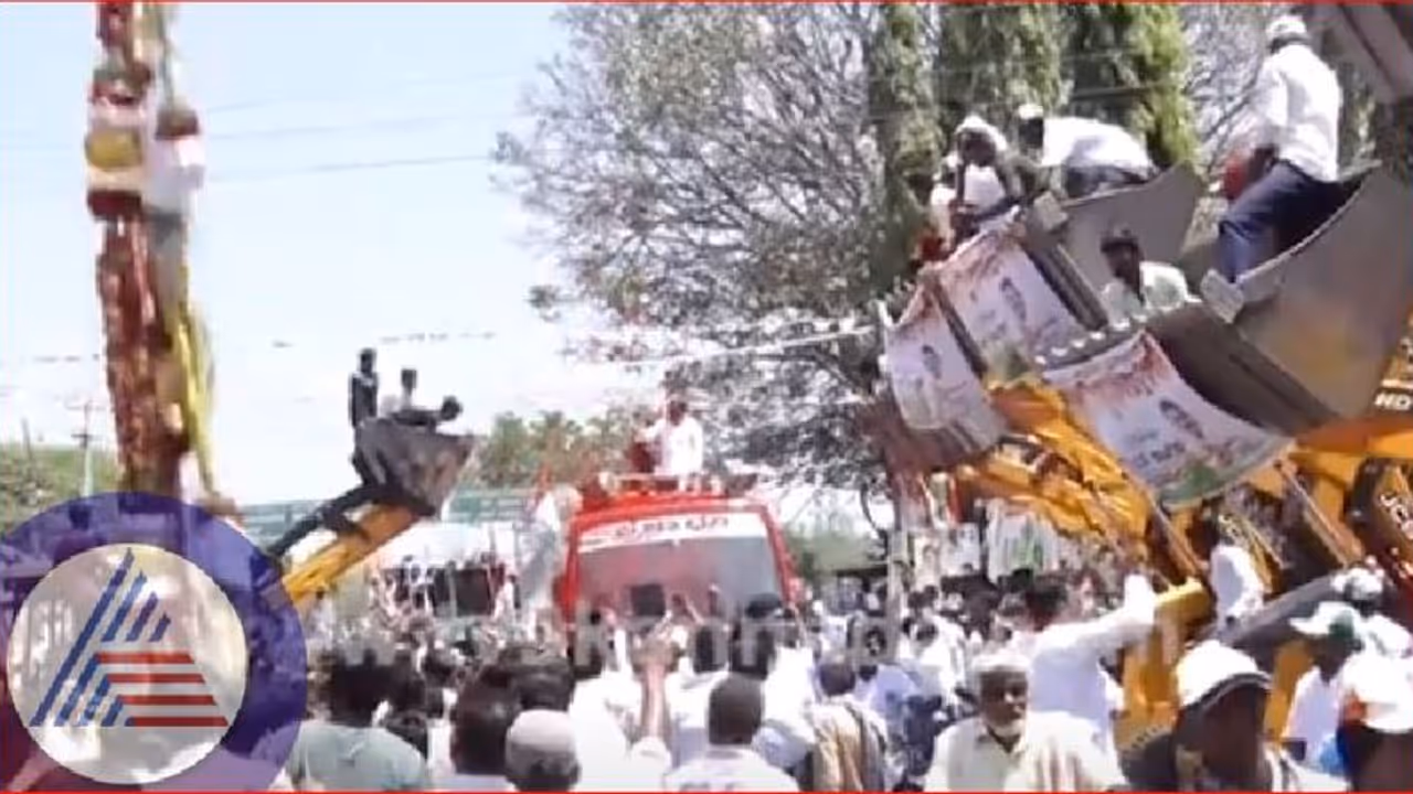 ತುಂಡಾಗಿ ಬಿದ್ದ ಸೇಬಿನ ಹಾರ: ಡಾ.ಜಿ.ಪರಮೇಶ್ವರ ಪಾರು; ಸೇಬಿಗೆ ಮುಗಿಬಿದ್ದ ಕಾರ್ಯಕರ್ತರು! ತುಂಡಾಗಿ ಬಿದ್ದ ಸೇಬಿನ ಹಾರ: ಡಾ.ಜಿ.ಪರಮೇಶ್ವರ ಪಾರು; ಸೇಬಿಗೆ ಮುಗಿಬಿದ್ದ ಕಾರ್ಯಕರ್ತರು!