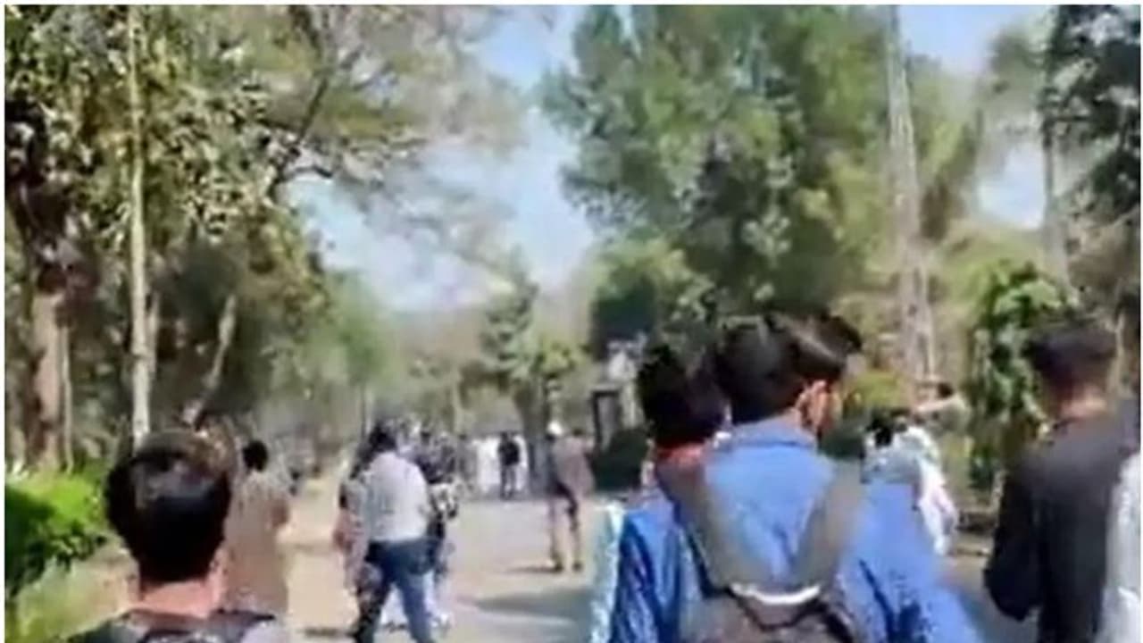 ഹോളി ആഘോഷിച്ച ന്യൂനപക്ഷ വിദ്യാർഥികൾക്ക് നേരെ പാകിസ്ഥാനിൽ അക്രമണം ഹോളി ആഘോഷിച്ച ന്യൂനപക്ഷ വിദ്യാർഥികൾക്ക് നേരെ പാകിസ്ഥാനിൽ അക്രമണം