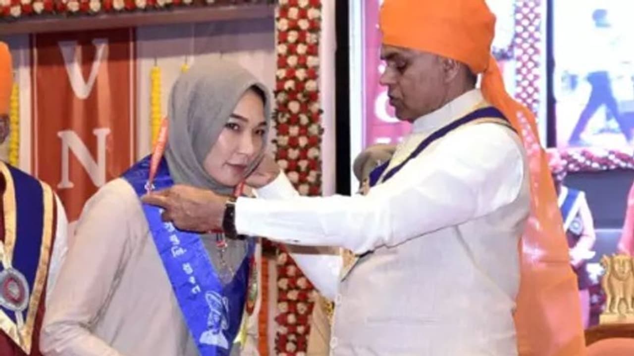 குஜராத் மாநிலத்தில் படித்து தங்கப் பதக்கம் வென்று தலிபான்களுக்கு சவுக்கடி கொடுத்த இளம்பெண்!! குஜராத் மாநிலத்தில் படித்து தங்கப் பதக்கம் வென்று தலிபான்களுக்கு சவுக்கடி கொடுத்த இளம்பெண்!!