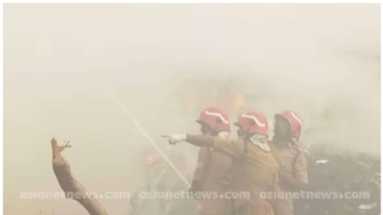 നിലവിലെ തീ അണയ്ക്കൽ രീതി ഉചിതമെന്ന് വിദഗ്ധൻ ജോർജ് ഹീലി; ശാശ്വത പരിഹാരത്തിനുള്ള ശ്രമമെന്ന് മന്ത്രി പി രാജീവ് നിലവിലെ തീ അണയ്ക്കൽ രീതി ഉചിതമെന്ന് വിദഗ്ധൻ ജോർജ് ഹീലി; ശാശ്വത പരിഹാരത്തിനുള്ള ശ്രമമെന്ന് മന്ത്രി പി രാജീവ്