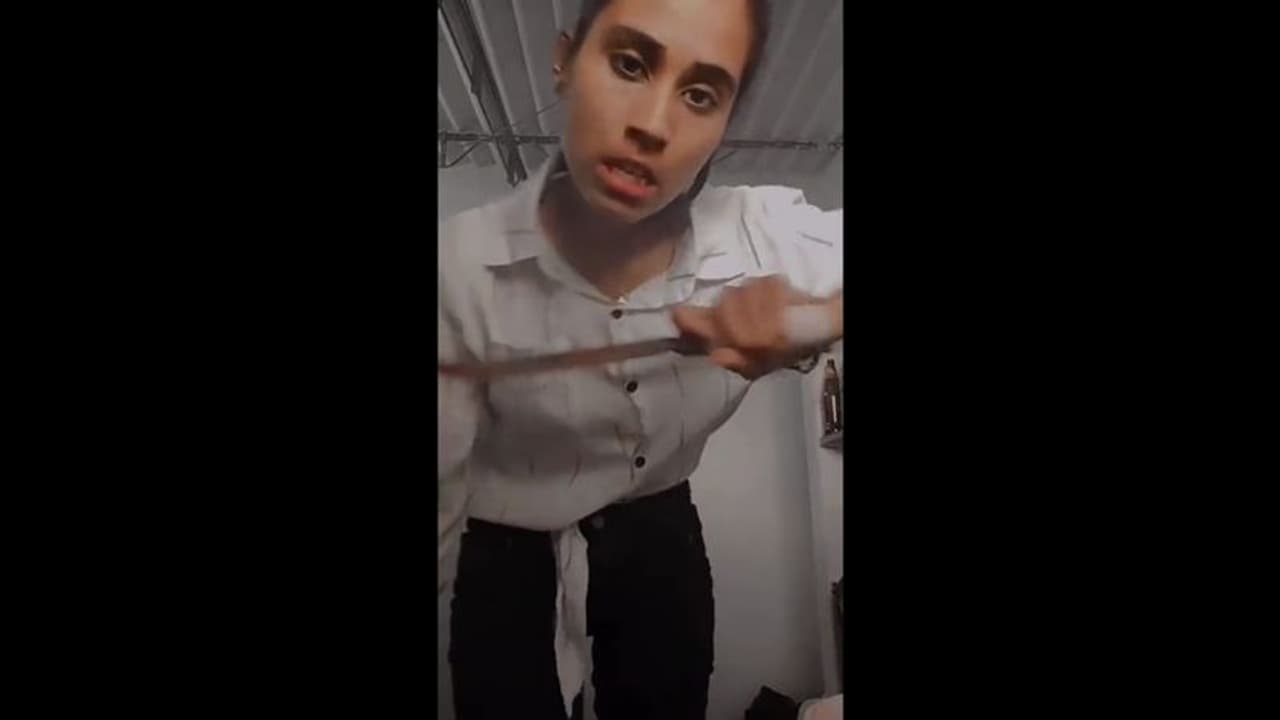 இன்ஸ்டா லைக்குக்காக புகைபிடித்து, கத்தியுடன் ரீல்ஸ் போட்ட வீரமங்கைக்கு காவல்துறை வலைவீச்சு இன்ஸ்டா லைக்குக்காக புகைபிடித்து, கத்தியுடன் ரீல்ஸ் போட்ட வீரமங்கைக்கு காவல்துறை வலைவீச்சு