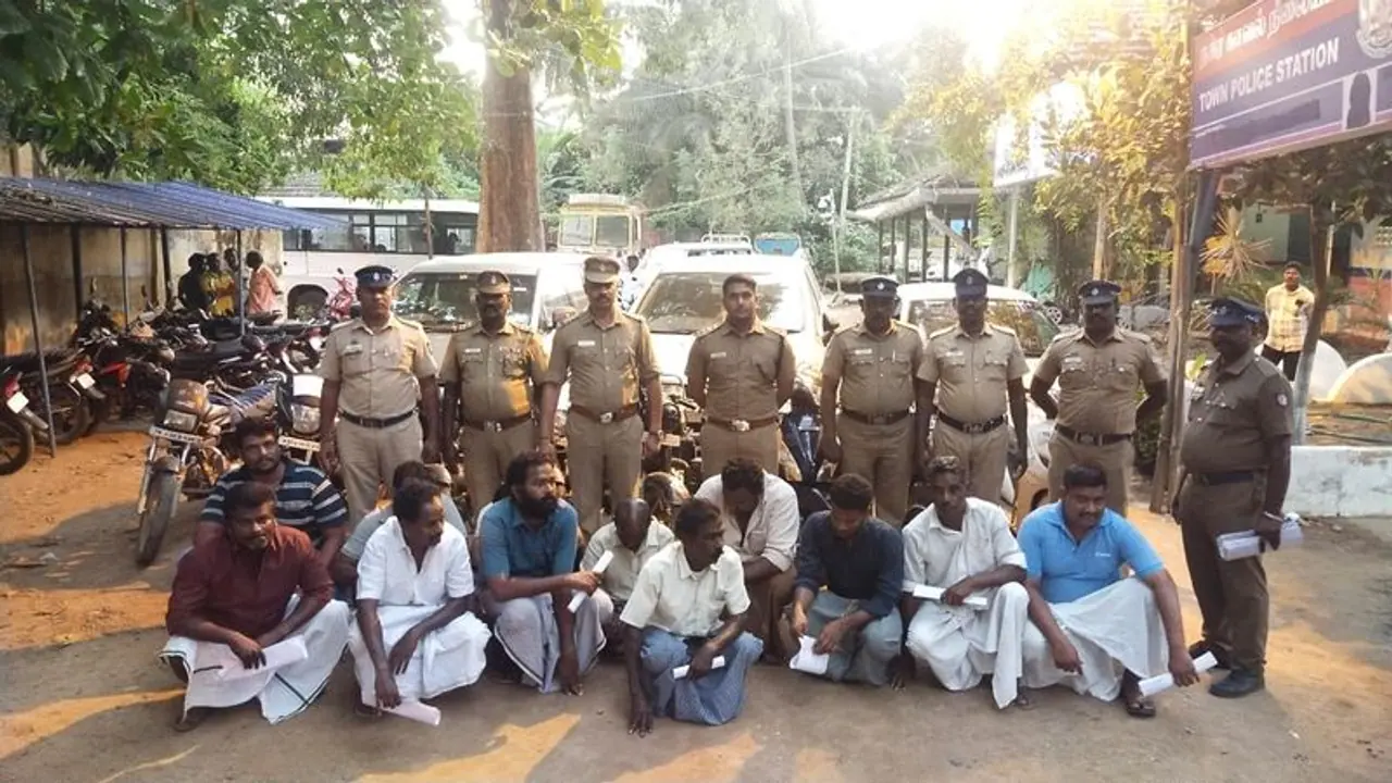 தென்னந்தோப்பில் சூதாட்டம்; 3 சொகுசு கார்கள் பறிமுதல், 12 பேர் கைது