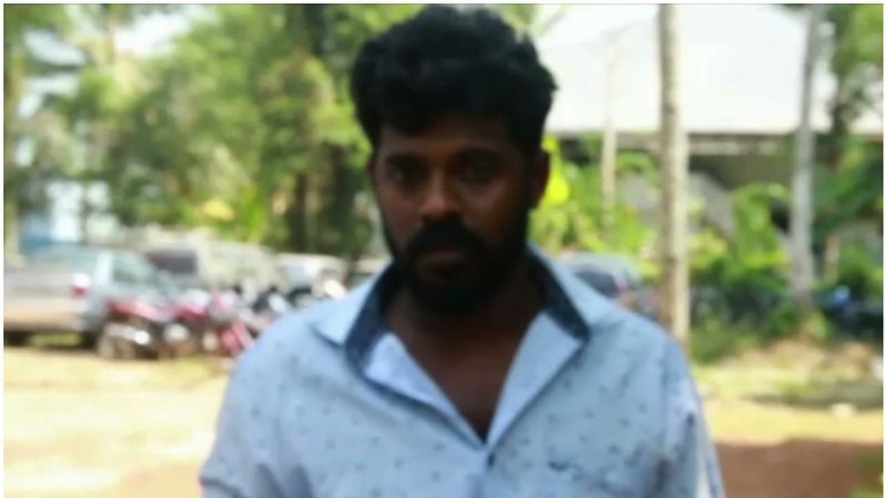 ആലപ്പുഴയിൽ വീട്ടിൽ കയറി യുവതി കുളിക്കുന്നത് മൊബൈലിൽ പകർത്താൻ ശ്രമിച്ചു; പ്രദേശവാസികൾ രക്ഷയായി, പ്രതി പിടിയിൽ