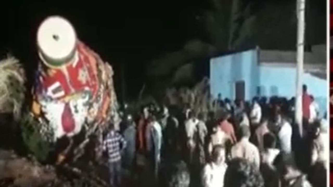 స్వామి వారి రథోత్సవంలో అపశ్రుతి.. భయంతో పరుగులు తీసిన భక్తులు