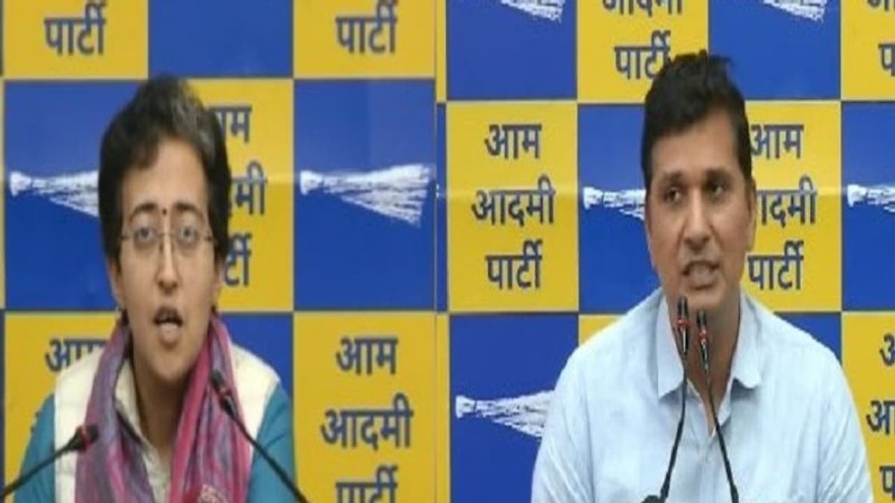 కేజ్రీవాల్ కేబినెట్.. కొత్త మంత్రులుగా అతిషి, సౌరభ్ భరద్వాజ్ ప్రమాణ స్వీకారం.. కేజ్రీవాల్ కేబినెట్.. కొత్త మంత్రులుగా అతిషి, సౌరభ్ భరద్వాజ్ ప్రమాణ స్వీకారం..