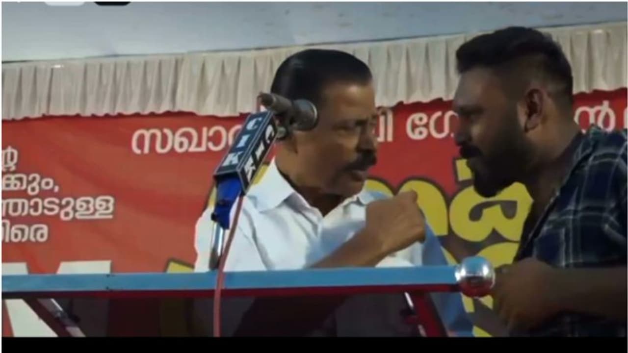 ശബ്ദം കുറഞ്ഞപ്പോൾ അടുത്ത് നിന്നു സംസാരിക്കാൻ മാത്രമേ പറഞ്ഞുള്ളൂ, മൈക്ക് ഓപ്പറേറ്ററെ ശകാരിച്ചത് വേദനാജനകം' ശബ്ദം കുറഞ്ഞപ്പോൾ അടുത്ത് നിന്നു സംസാരിക്കാൻ മാത്രമേ പറഞ്ഞുള്ളൂ, മൈക്ക് ഓപ്പറേറ്ററെ ശകാരിച്ചത് വേദനാജനകം'