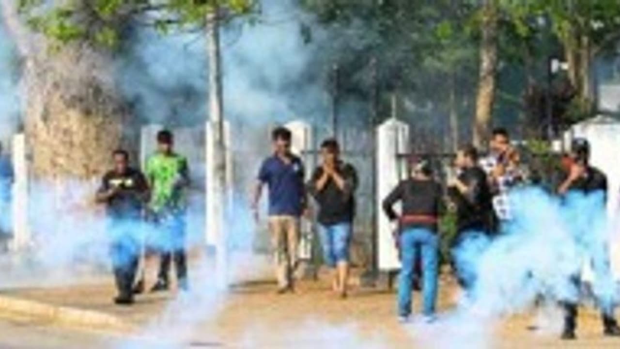 மீண்டும் போராட்டத்தில் குதித்த மாணவர்கள்; போர்க்களமான கொழும்பு பல்கலைக்கழகம்; போலீசார் மன்னிப்பு!! மீண்டும் போராட்டத்தில் குதித்த மாணவர்கள்; போர்க்களமான கொழும்பு பல்கலைக்கழகம்; போலீசார் மன்னிப்பு!!