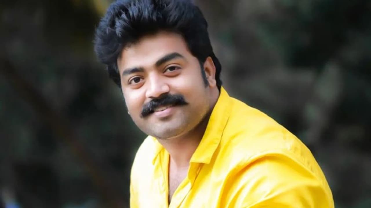 'വനിതാദിനത്തില് ഫേസ്ബുക്ക് പോസ്റ്റിനു പകരം പുരുഷന്മാര് അടുക്കളയില് കയറണം'; സൂരജ് സണ്ണിന് പറയാനുള്ളത് 'വനിതാദിനത്തില് ഫേസ്ബുക്ക് പോസ്റ്റിനു പകരം പുരുഷന്മാര് അടുക്കളയില് കയറണം'; സൂരജ് സണ്ണിന് പറയാനുള്ളത്