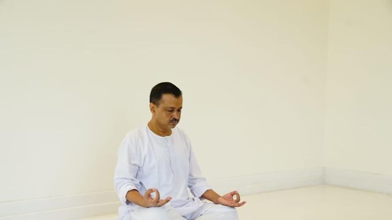 సిసోడియా, సత్యేంద్ర జైన్ అరెస్టులపై కేజ్రీవాల్ నిరసన.. హోలీ జరుపుకోకుండా ఈరోజంతా మెడిటేషన్.. సిసోడియా, సత్యేంద్ర జైన్ అరెస్టులపై కేజ్రీవాల్ నిరసన.. హోలీ జరుపుకోకుండా ఈరోజంతా మెడిటేషన్..